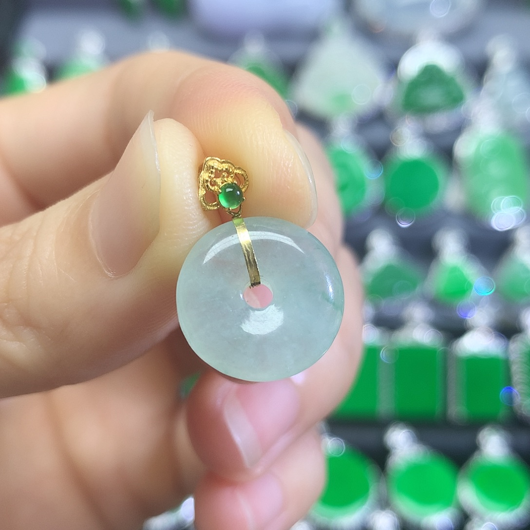 翡翠18K金镶嵌颈饰吊坠