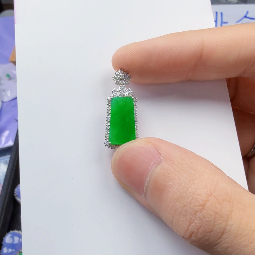 翡翠颈饰18K金镶嵌美**-一件