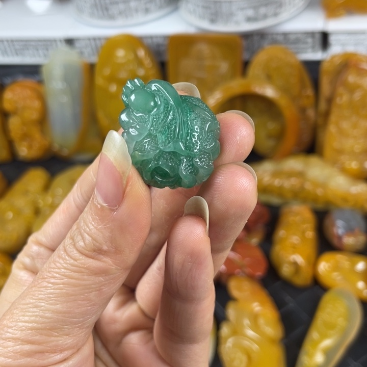 石英质玉（黄龙玉）颈饰未镶嵌