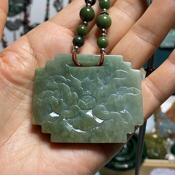 翡翠未镶嵌吊坠(赠链)