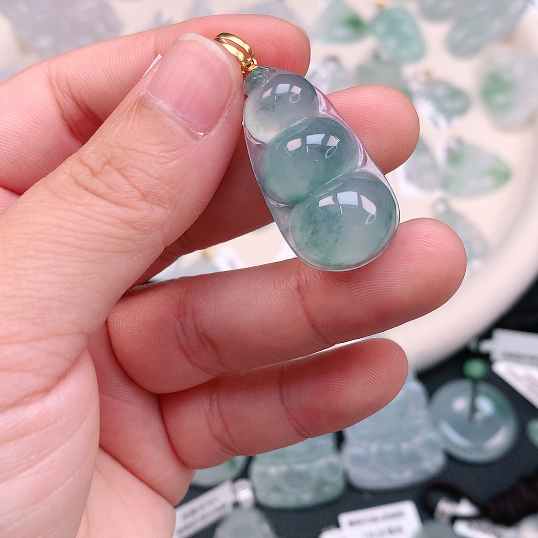 翡翠颈饰18K金镶嵌冰胶飘绿豆子