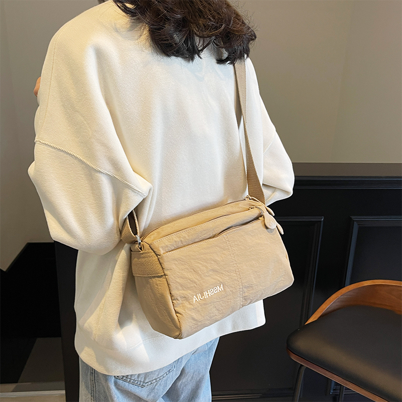 女式通勤包包大容量斜挎包百搭小挎包通勤包上班族小包经典女包女