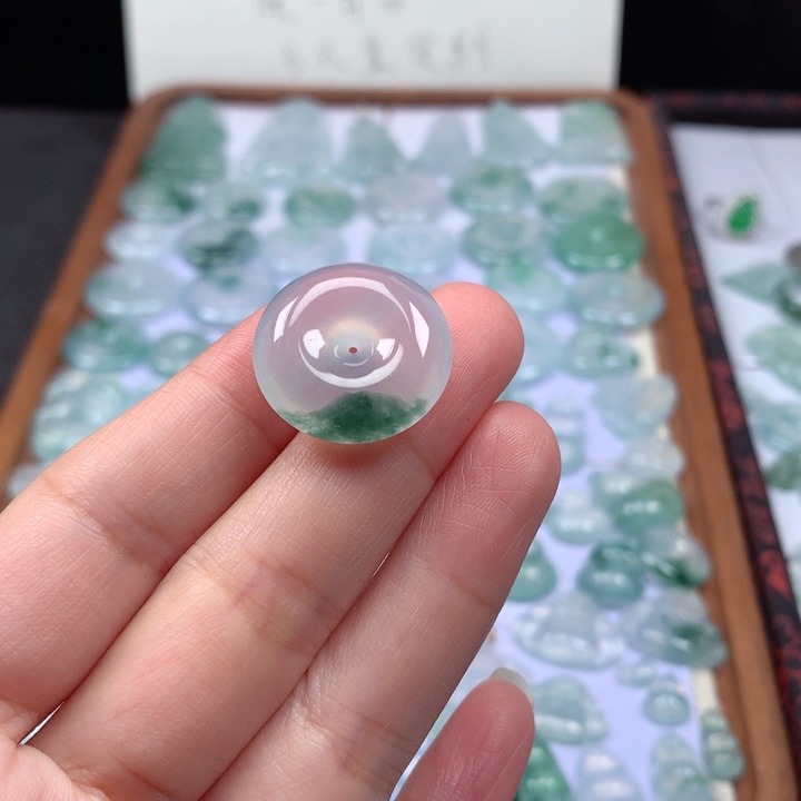 颈饰未镶嵌翡翠冰种飘花肥扣子