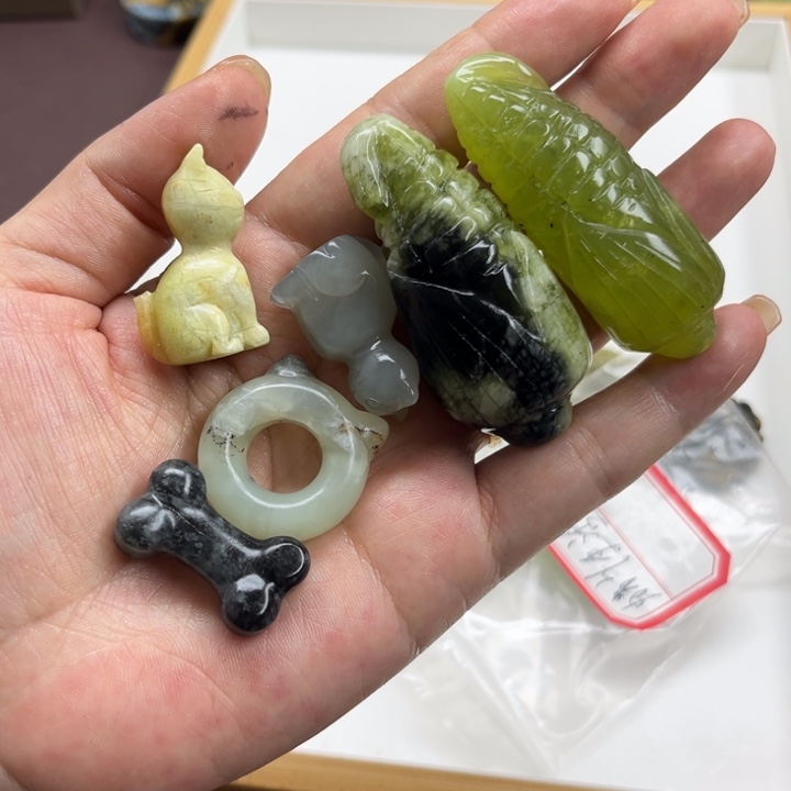 未镶嵌蛇纹石玉颈饰