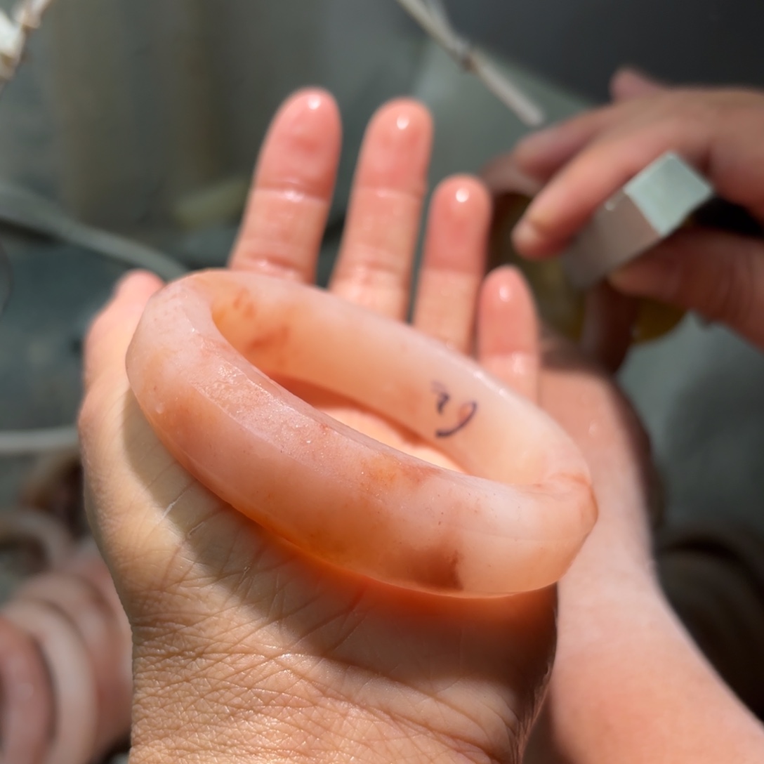 榴***返石英质玉未镶嵌手镯