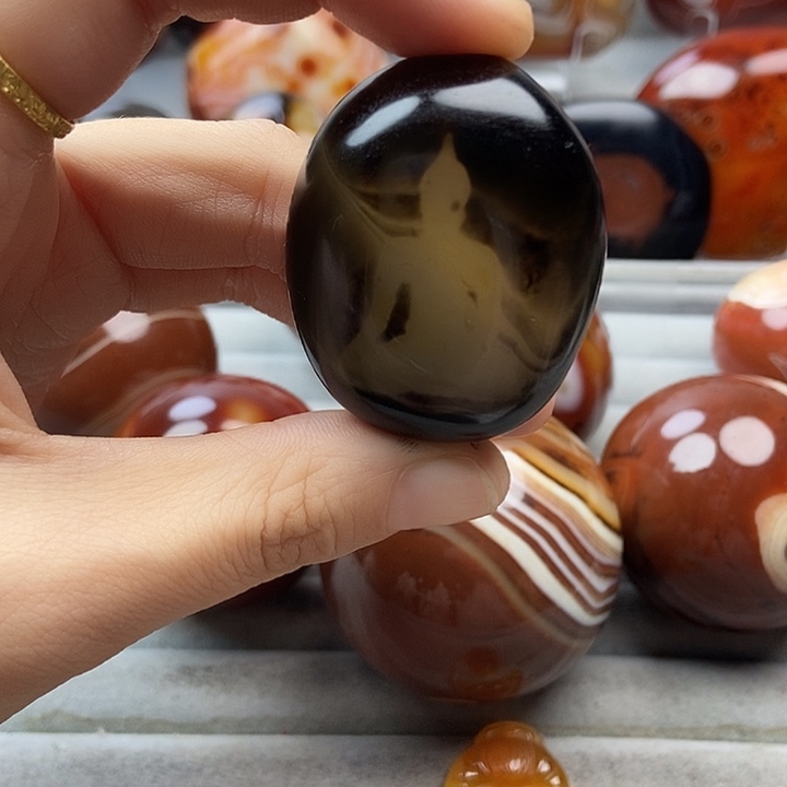 易***生玛瑙/玉髓未镶嵌珠宝奇石