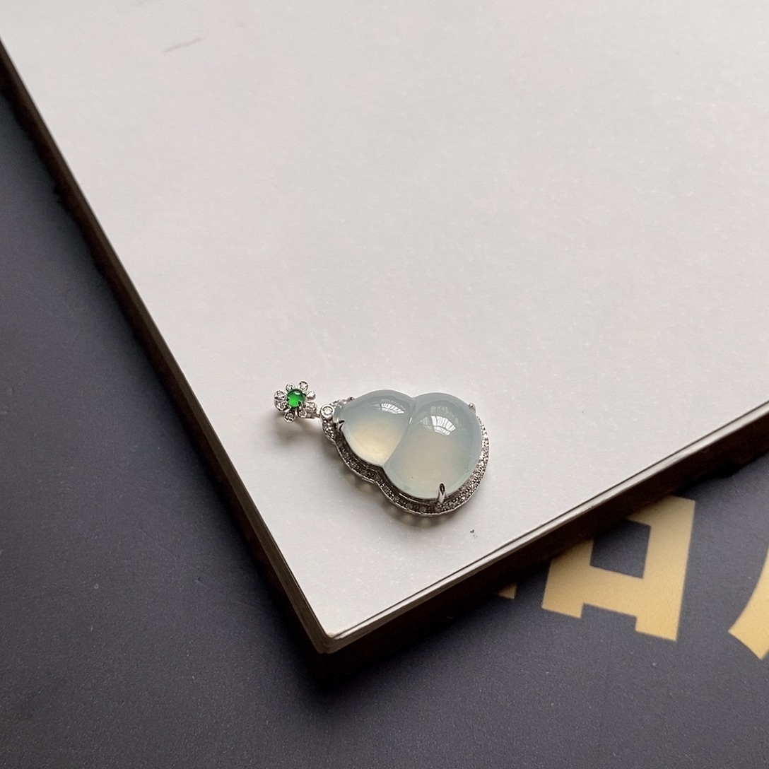 翡翠颈饰18K金镶嵌一刀切冰葫芦