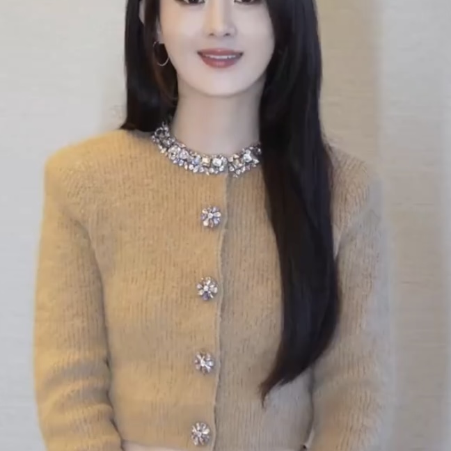 《猪猪出品》板栗色钻百搭圆领开衫长袖镶钻板女装毛针织衫275