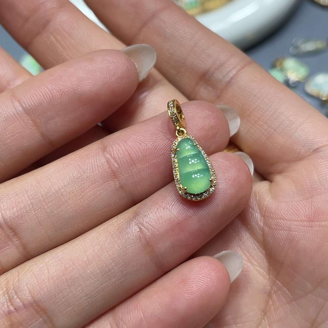 翡翠吊坠(不含链)18K金镶嵌
