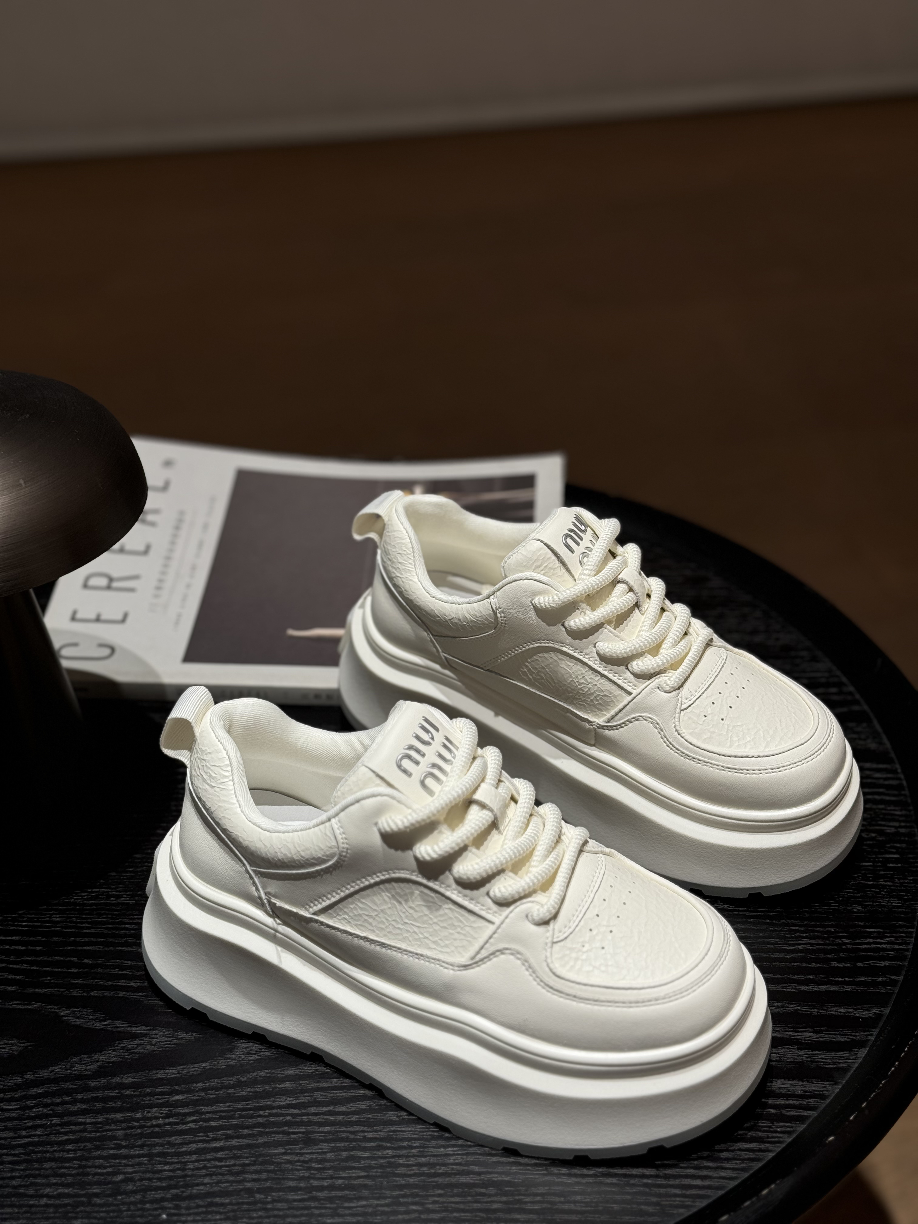 艾米奇2025早春珠光白系带休闲板鞋底厚（5-6公分）