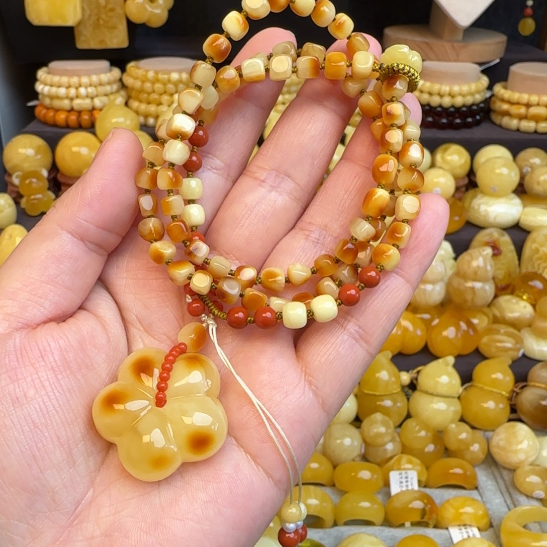 琥珀未镶嵌套链天然原皮俏色蜜蜡五瓣花吊坠