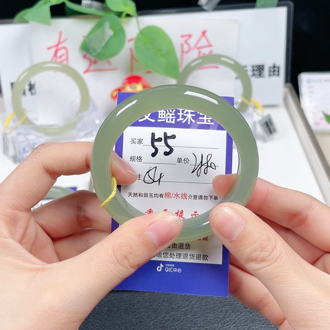 和田玉手镯未镶嵌