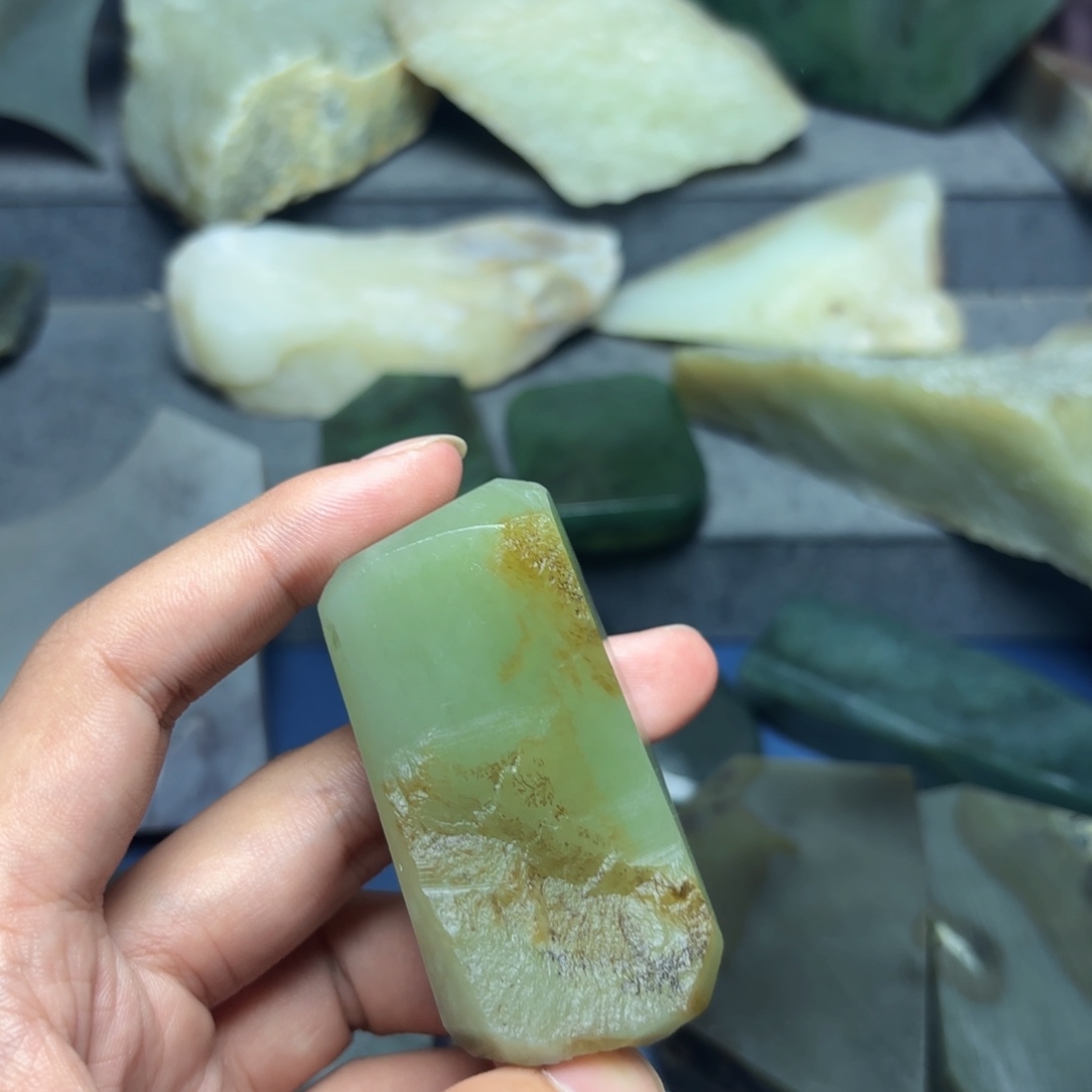 蓝***色未镶嵌和田玉（糖玉）珠宝奇石