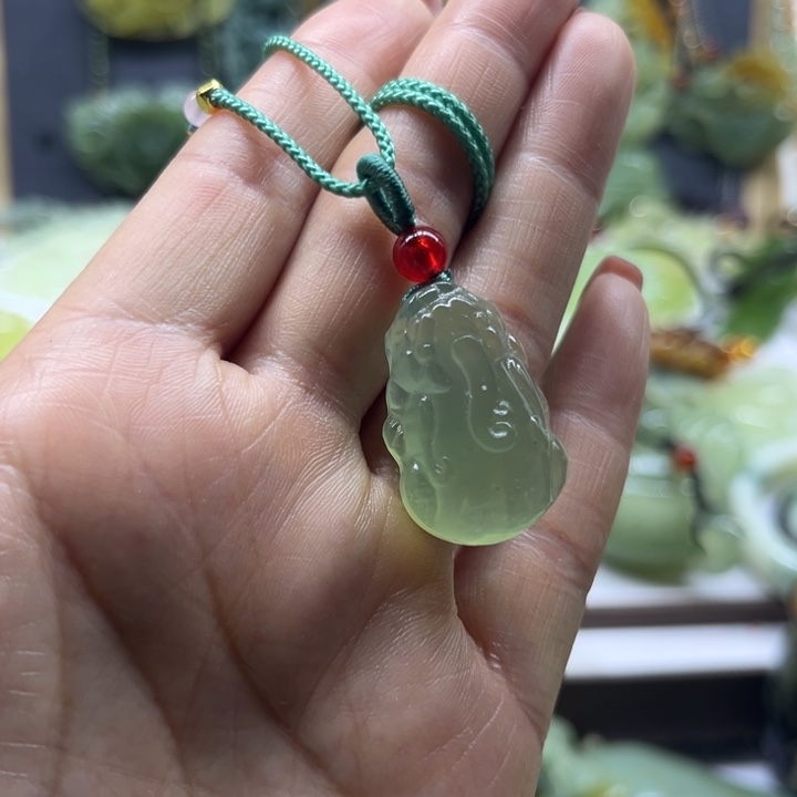 蛇纹石玉未镶嵌颈饰