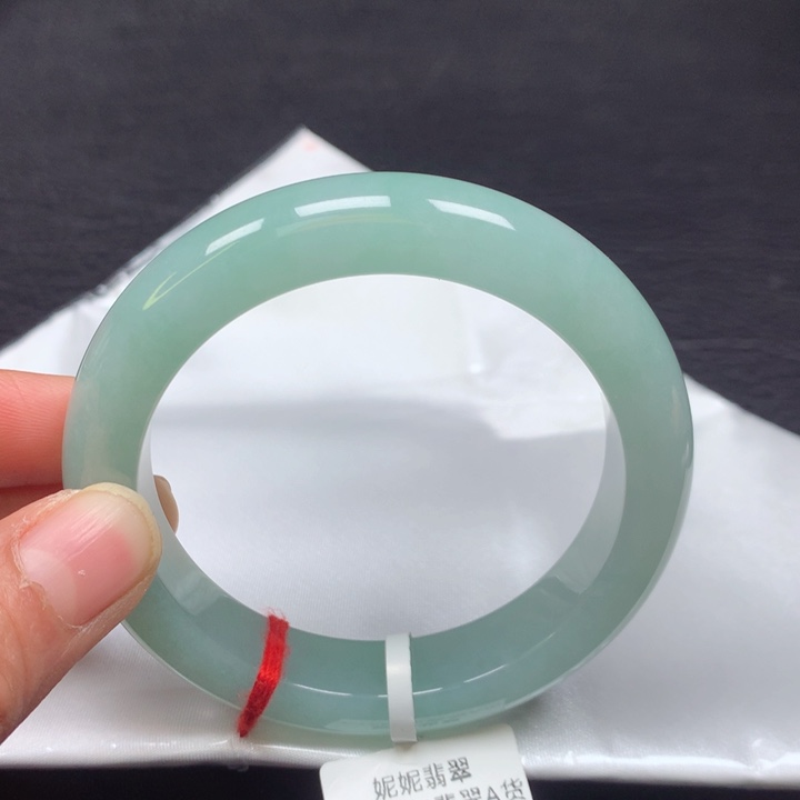 翡翠手镯未镶嵌55圈