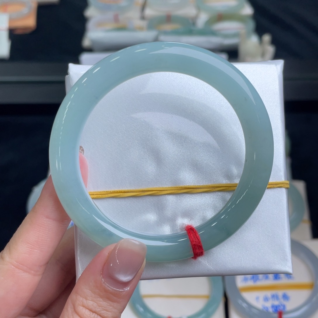 翡翠手镯未镶嵌翡翠