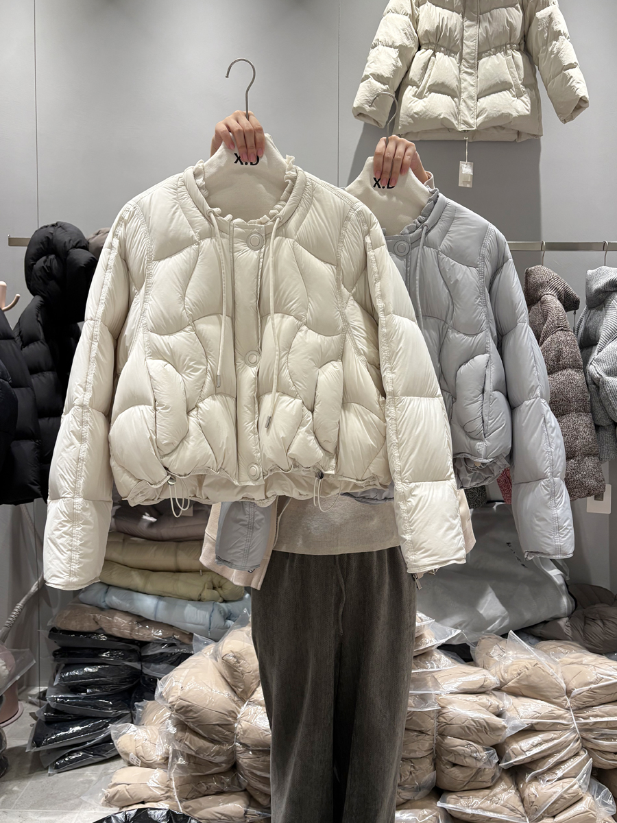 2025年冬新款90白鸭绒羽绒服女短款小个子圆领云感泡芙设计师外套