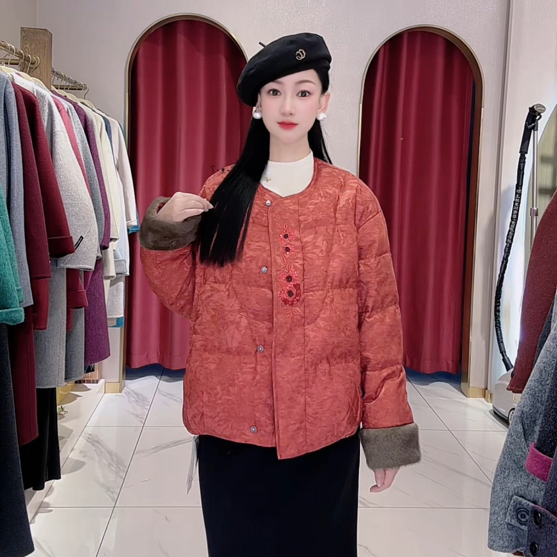 优等品女士压花时尚圆领女国风刺绣水貂