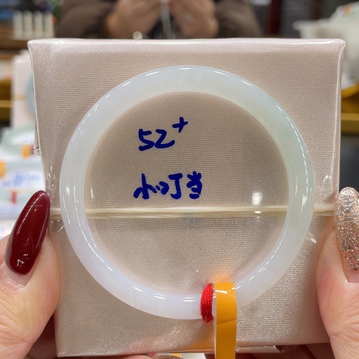 翡翠手镯未镶嵌翡翠