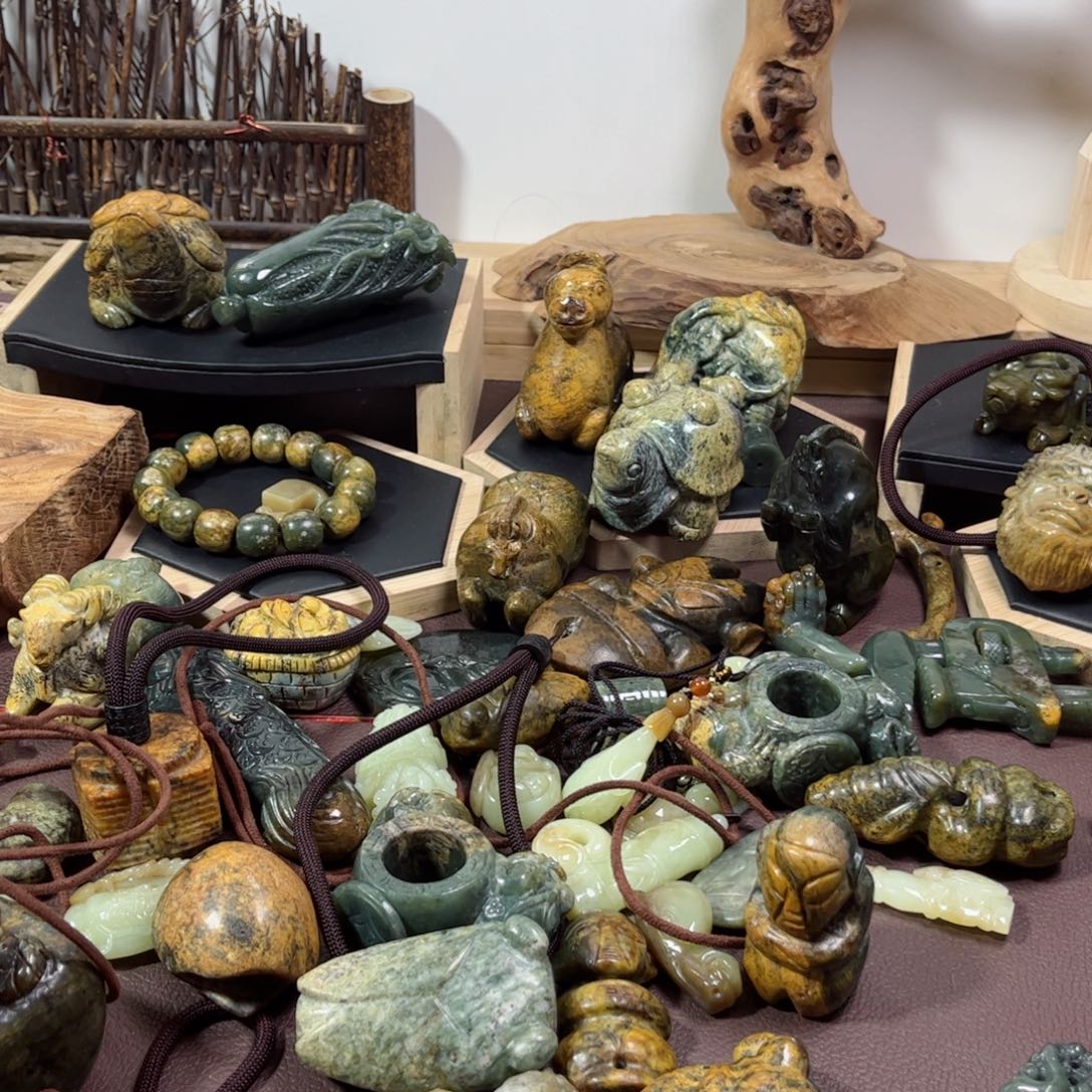 岫岩河磨玉（透闪石质玉）把件未镶嵌财**赢