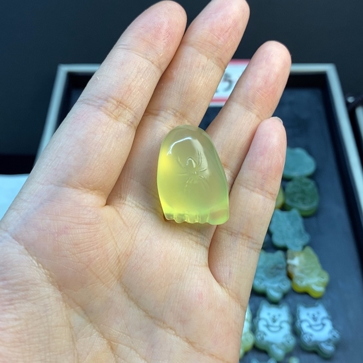 岫玉未镶嵌颈饰蜘足