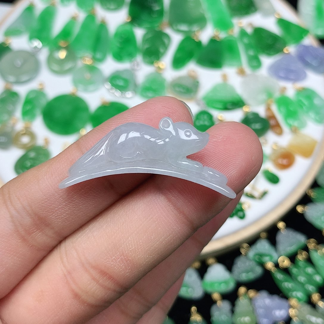 翡翠配石精美缅料鼠来钱 松鼠手牌裸石