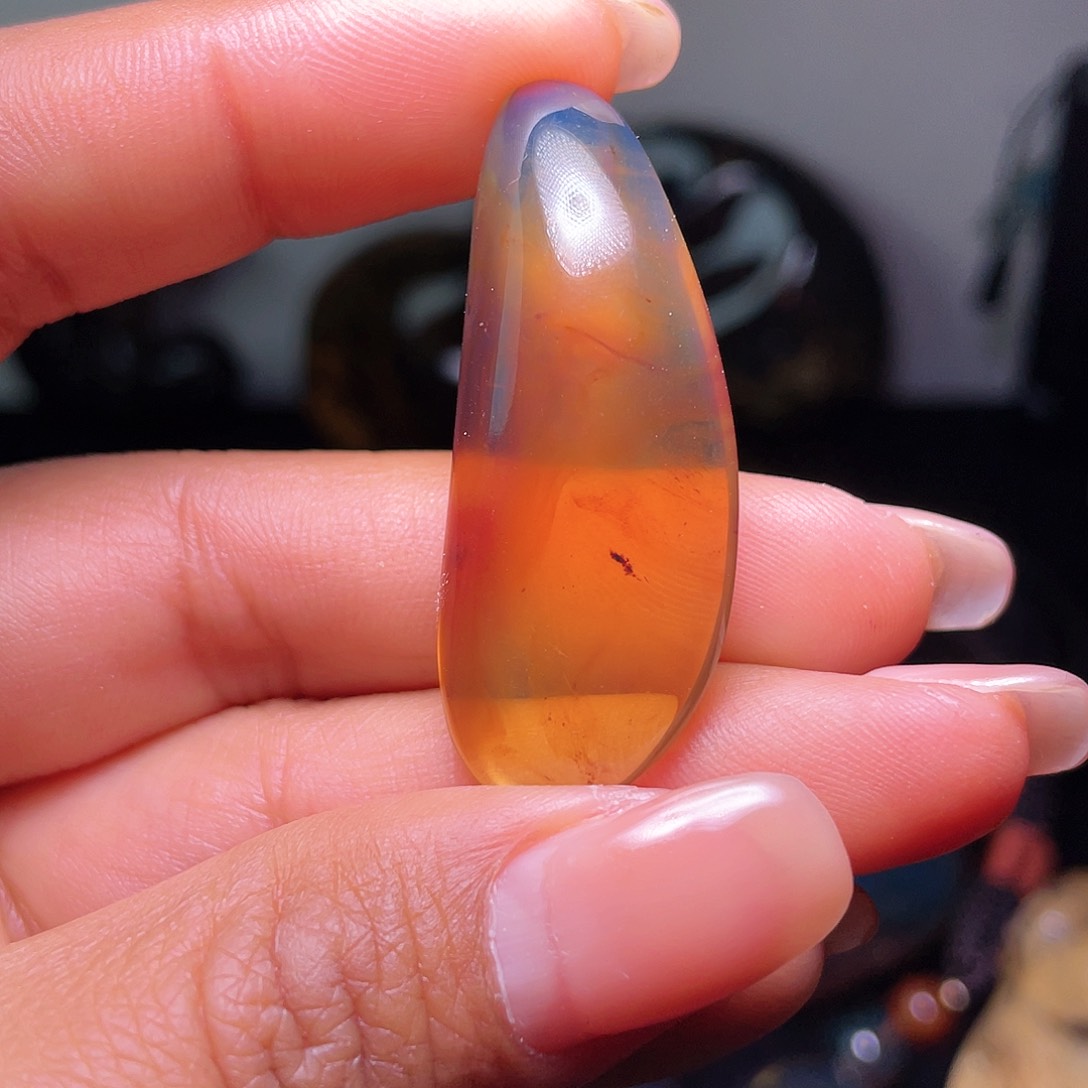 琥珀裸石未镶嵌？