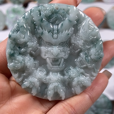 翡翠颈饰未镶嵌九龙牌福利