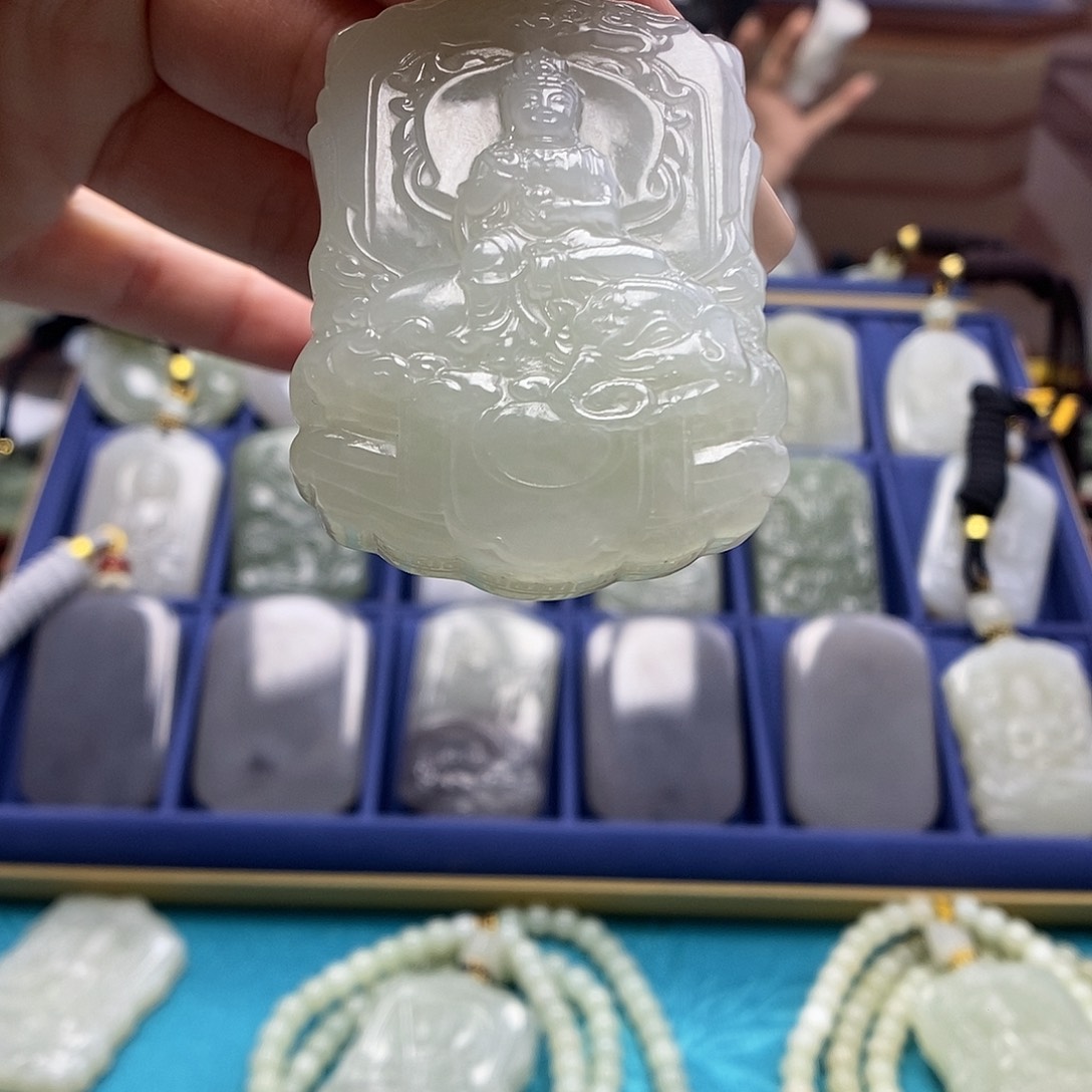 和田玉颈饰未镶嵌孔*