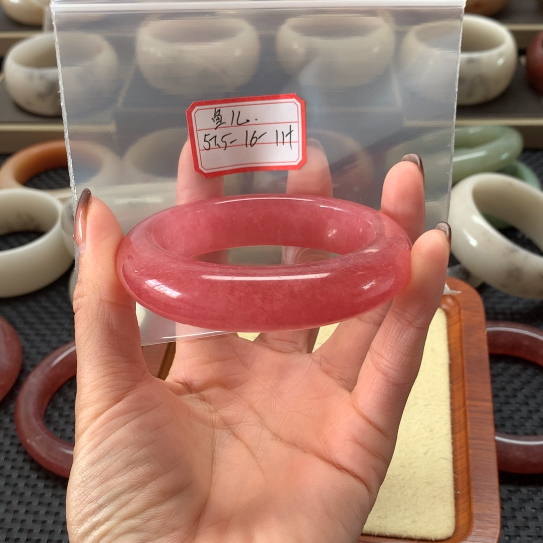 鱼****石英岩玉未镶嵌手镯