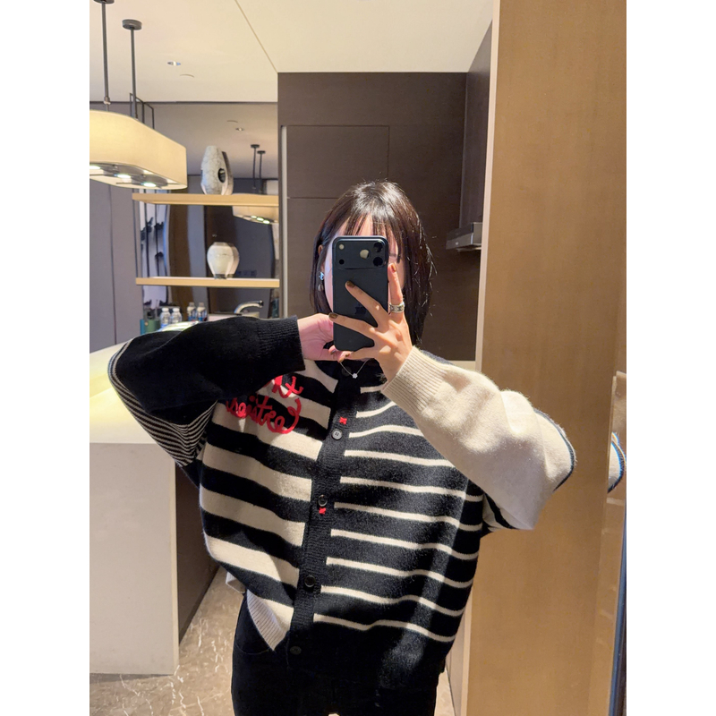 【张静芝】韩国新品~红色提花字母洋气不对称拼接系扣针织开衫