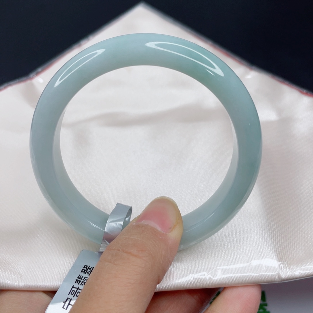 L***n翡翠未镶嵌手镯A货冰胶蓝