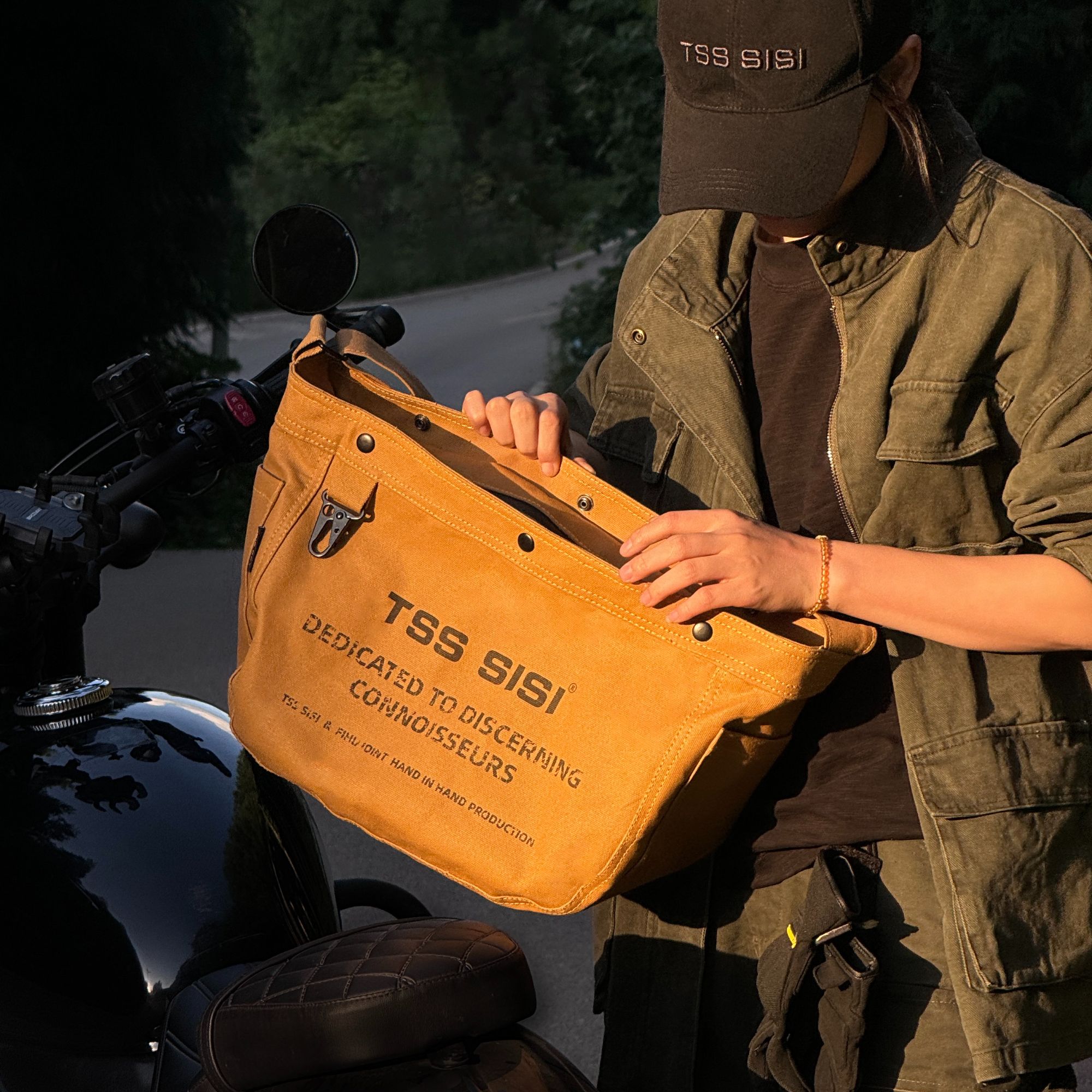 TSSSISI 复古硬质工装中性风帆布拉链印花单肩休闲邮差斜挎包