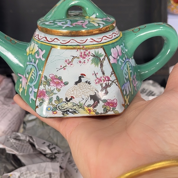 茶壶紫泥原矿泥料手工制作的一把紫砂壶。