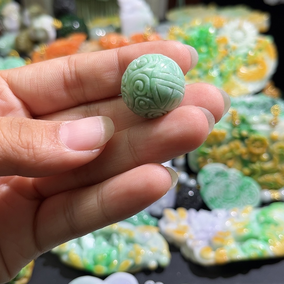 翡翠未镶嵌颈饰待编织