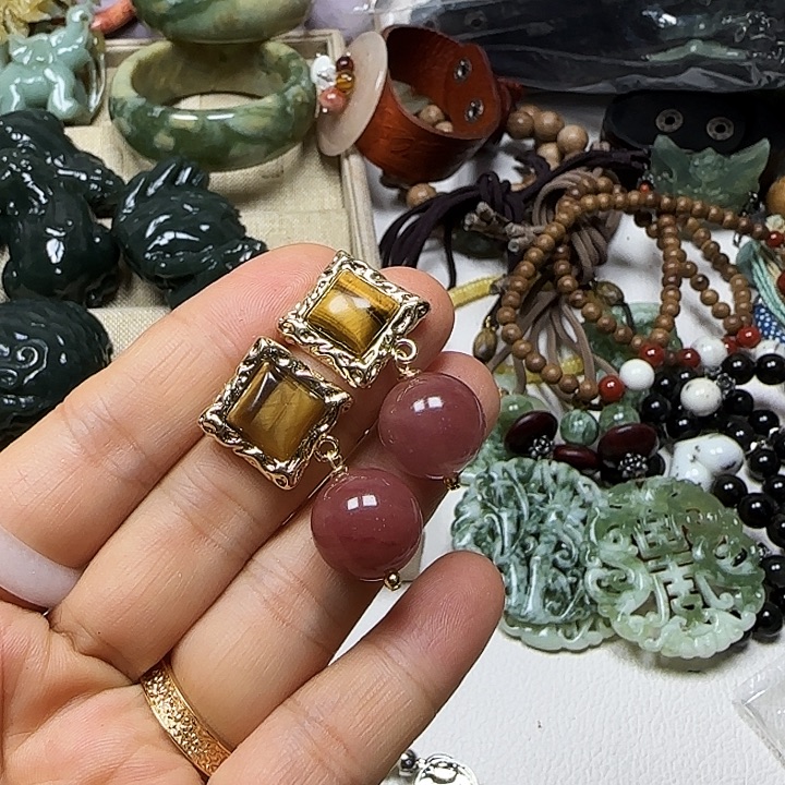 温***夏石英质玉未镶嵌耳钉