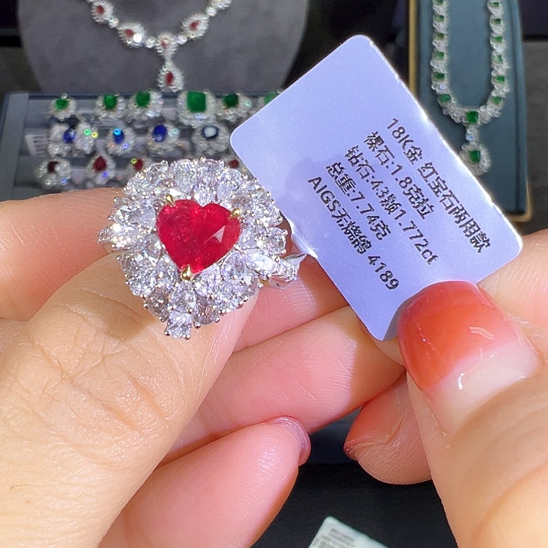 红宝石戒指18K金镶嵌