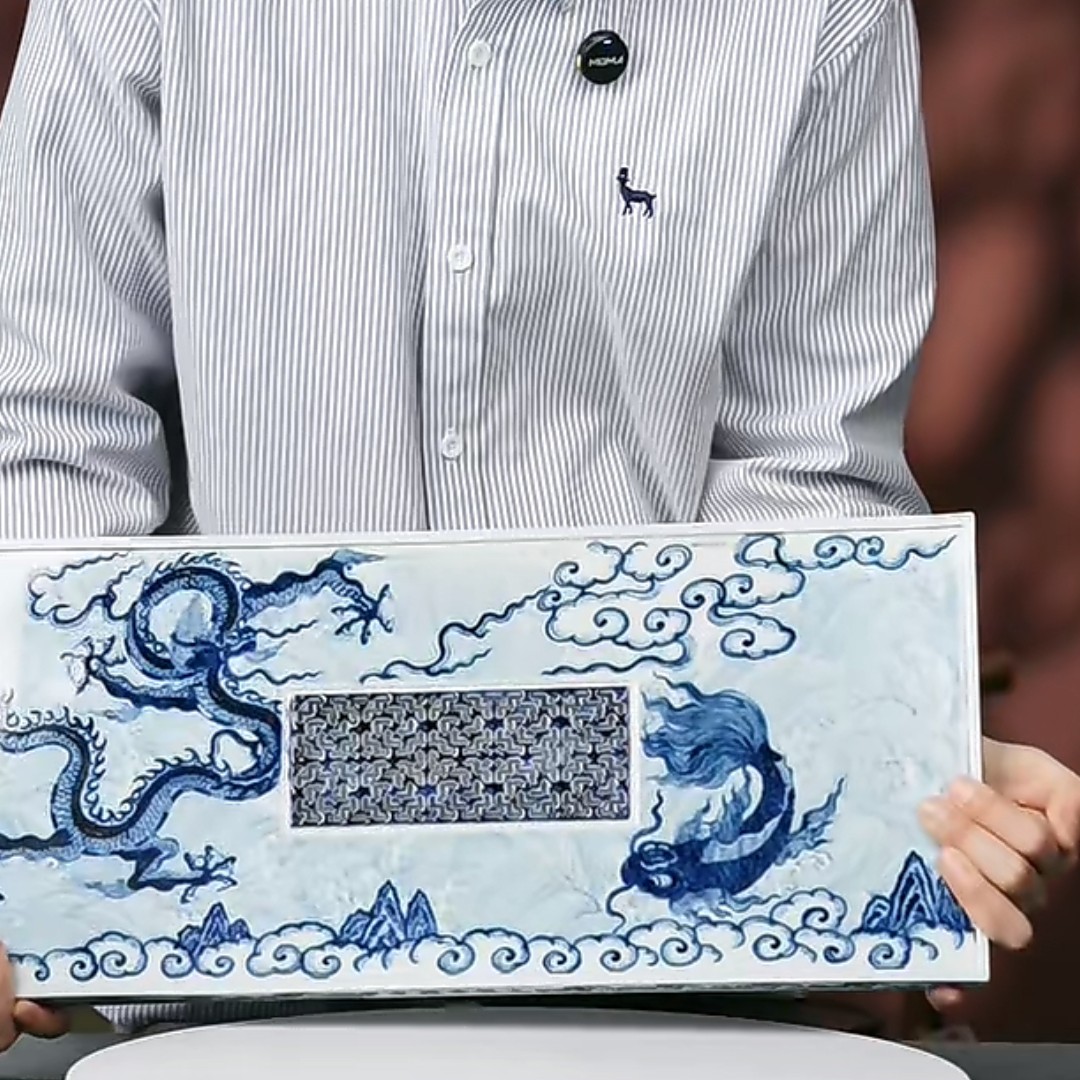 M青花海水鱼化龙镂空茶盘