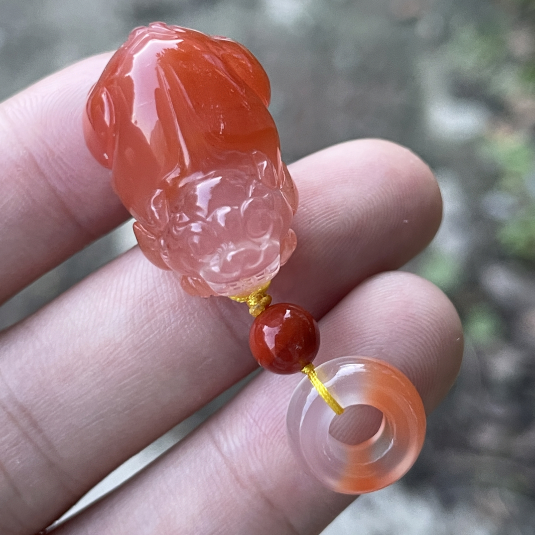 精品南红配饰貔貅侧挂提溜，特色十足，尺寸16.8x25x16mm