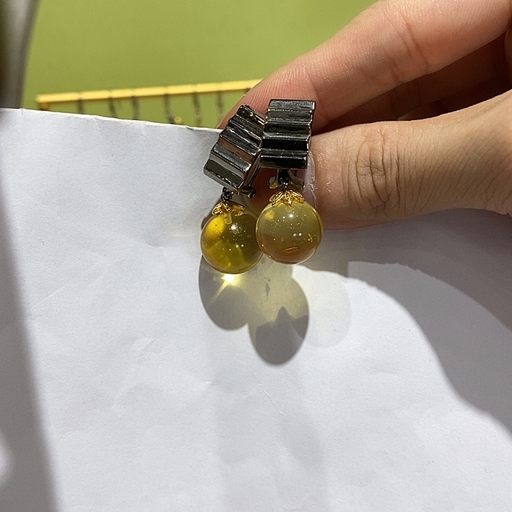 琥珀未镶嵌颈饰多人