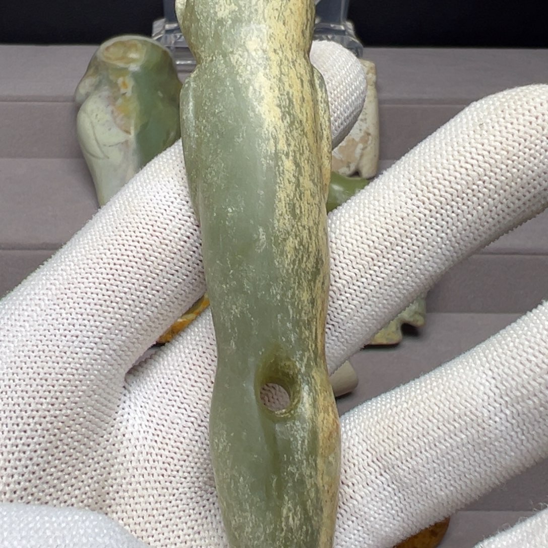 荣***威玉桌面风水型蛙型摆件