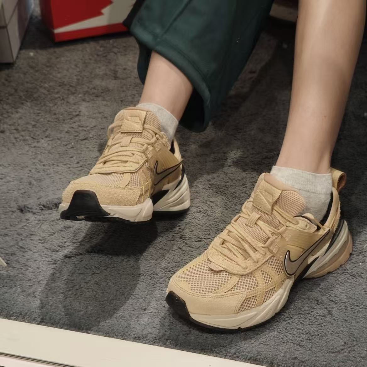 (断码孤品)NIKE/耐克 V2K男女同款低帮休闲跑步鞋FN6703-200-36