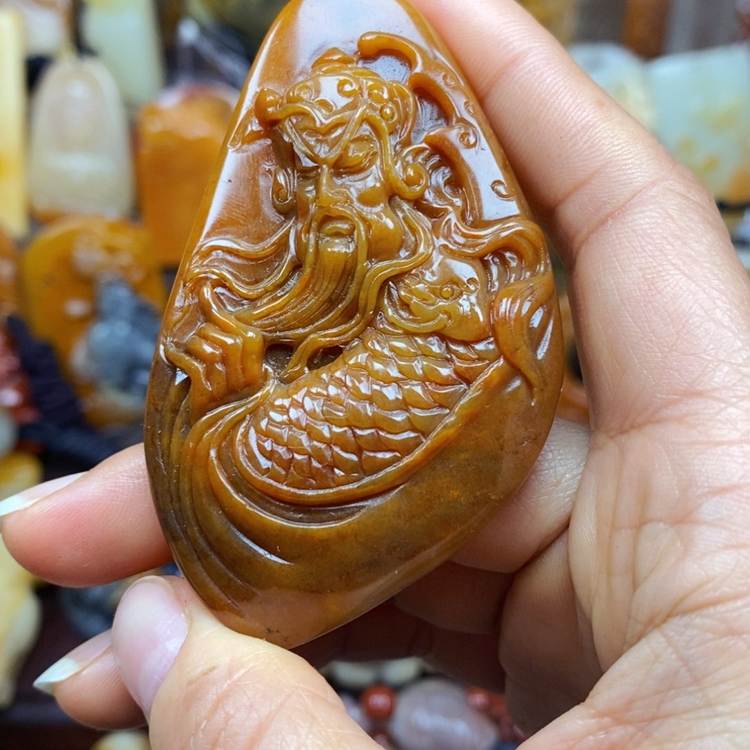 石英质玉（黄龙玉）颈饰未镶嵌