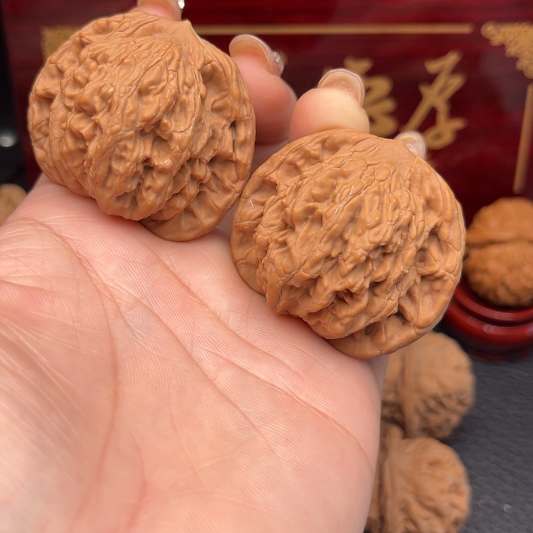 文玩核桃吊坠虎头