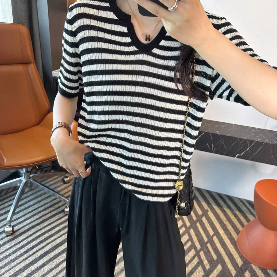 【荣荣】D051-100经典圆领时尚柔软舒适针织上衣