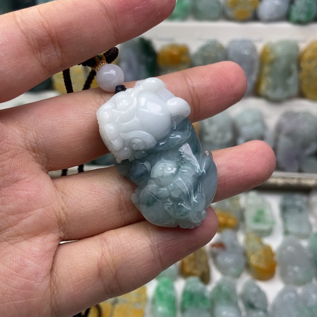 翡翠未镶嵌吊坠(赠链)
