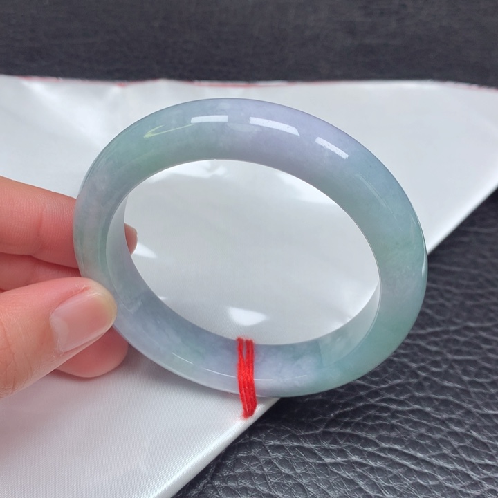 翡翠手镯未镶嵌。