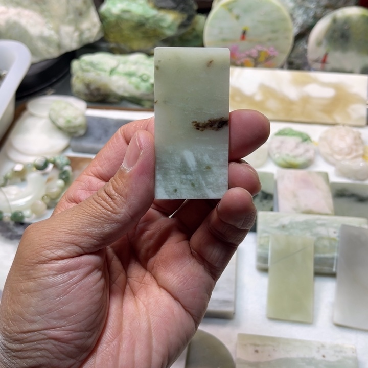 独山玉未镶嵌颈饰