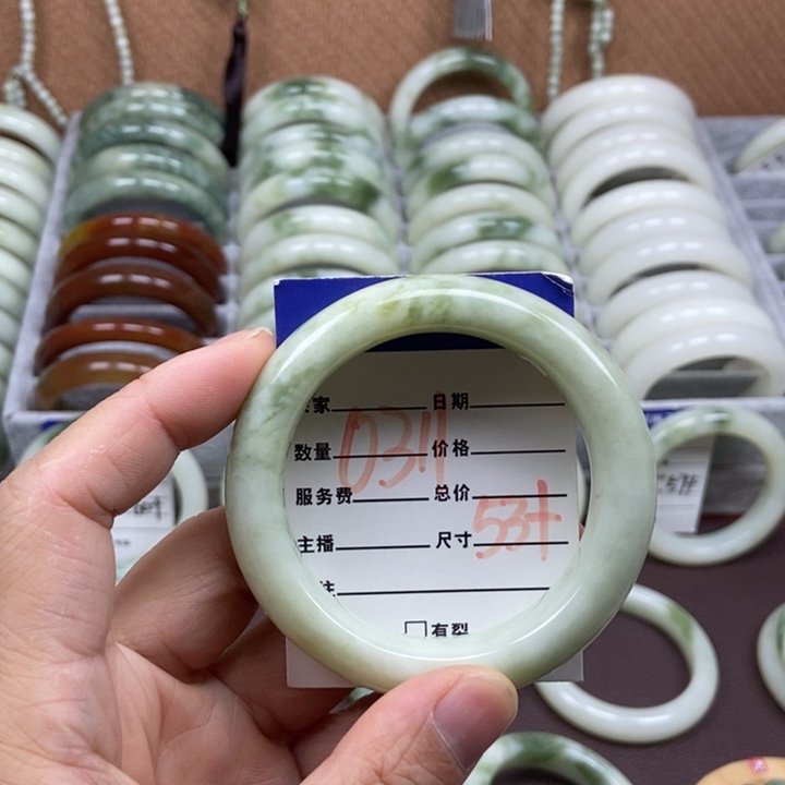 蛇纹石玉未镶嵌手镯