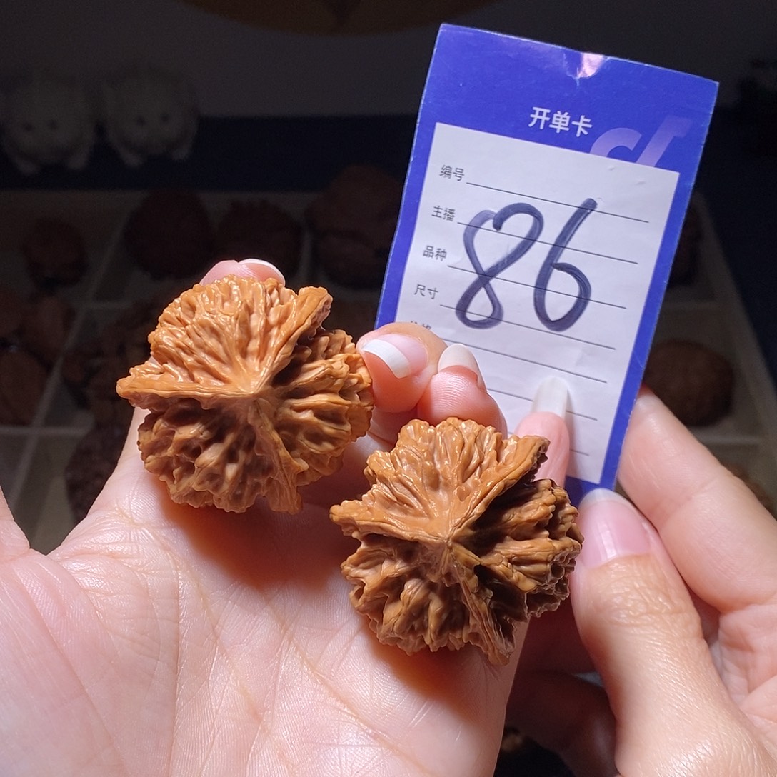 文玩核桃把件帝王正奔40左右